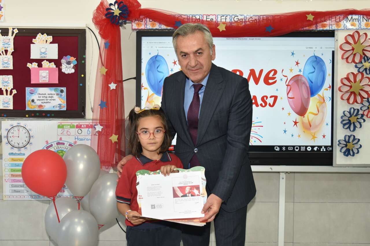 Konya'da yaz tatili resmen başladı! Karne gününden mutluluk kareleri yansıdı 12